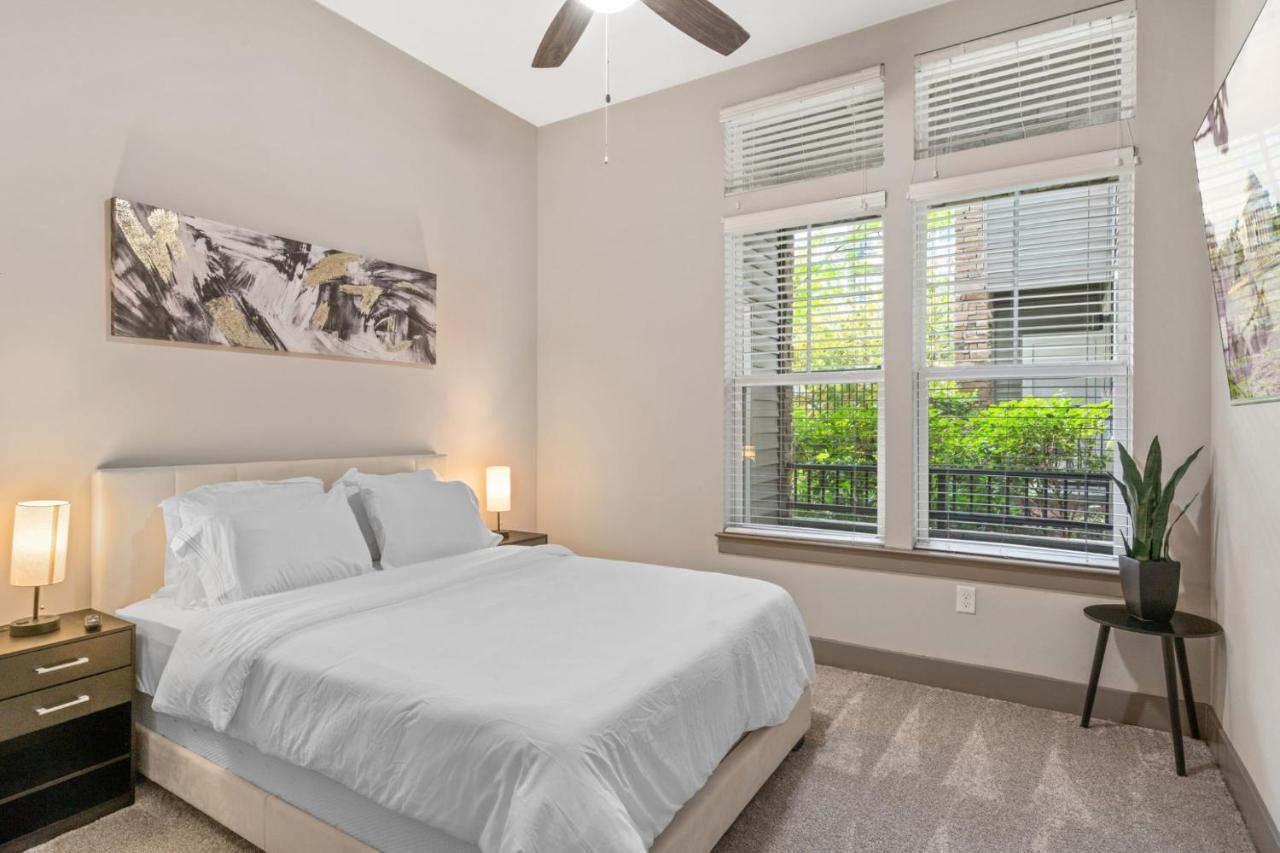 Grand Luxury Premium Vaulted Ceilings Apartment Woodbridge Exterior photo