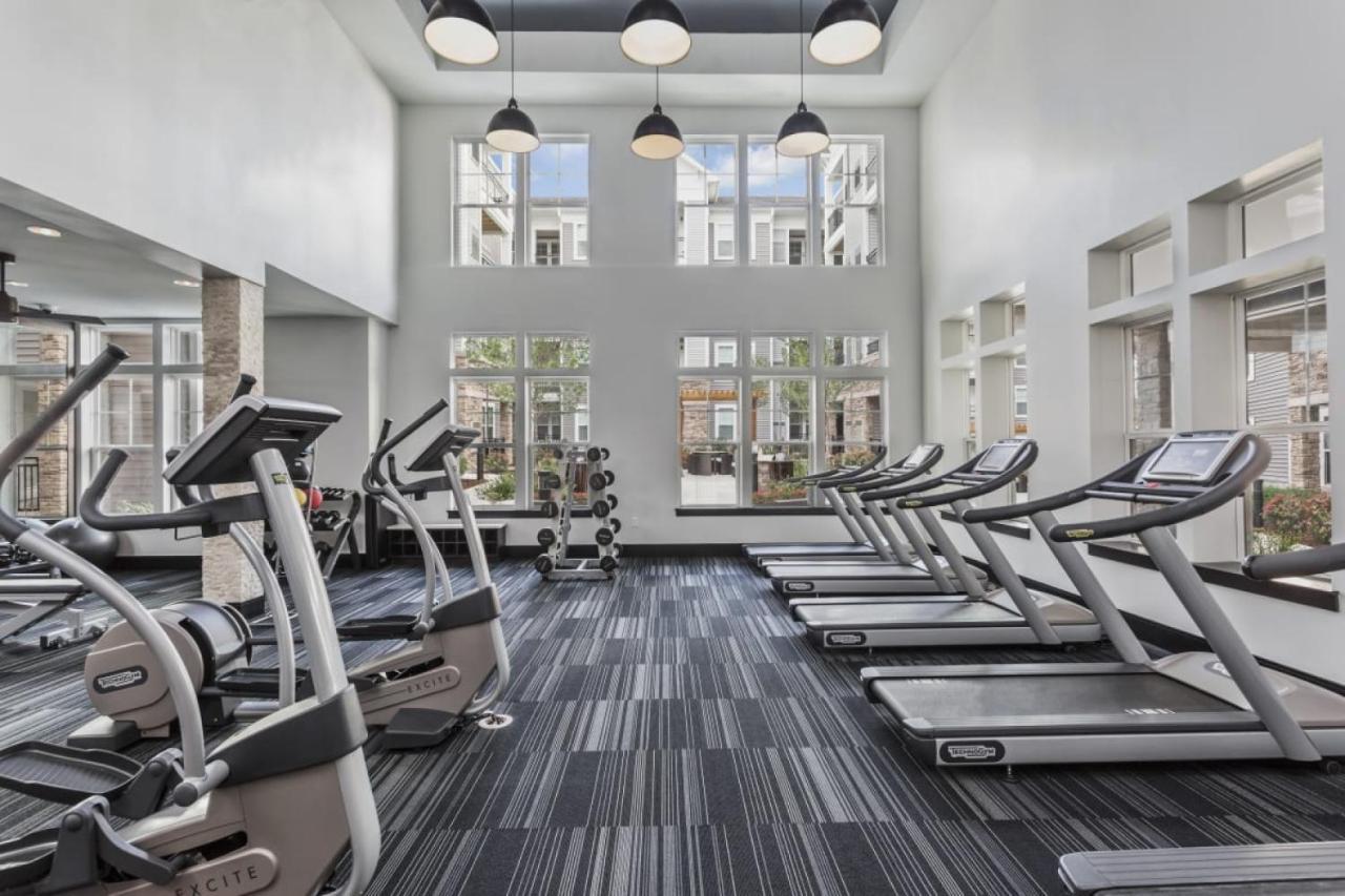 Grand Luxury Premium Vaulted Ceilings Apartment Woodbridge Exterior photo