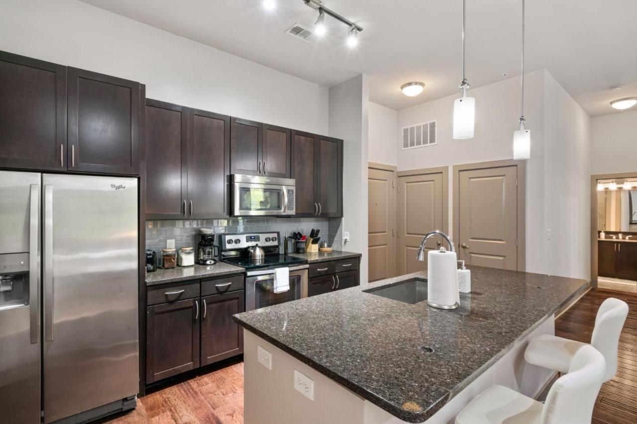 Grand Luxury Premium Vaulted Ceilings Apartment Woodbridge Exterior photo