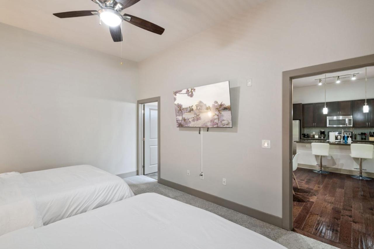 Grand Luxury Premium Vaulted Ceilings Apartment Woodbridge Exterior photo