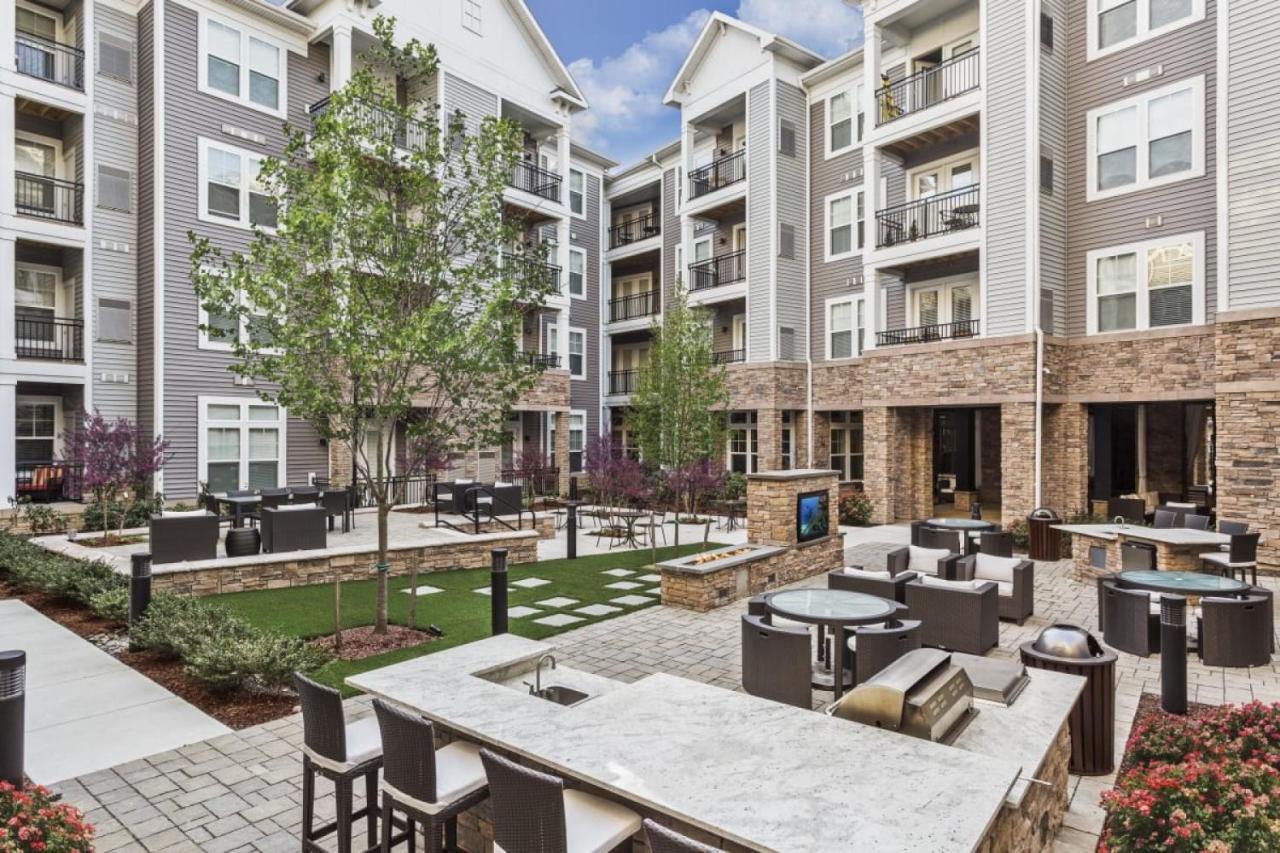 Grand Luxury Premium Vaulted Ceilings Apartment Woodbridge Exterior photo